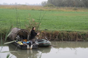 handliche_welsrute_spinnfischen_boot
